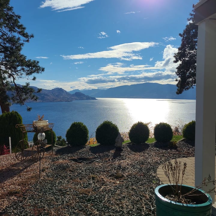 Vintage View, a 1 bed suite with lake views/hottub