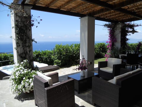 Successful Airbnb property: VILLA WITH SEA VIEW, JACUZZI, GARDEN, PARKING in Lavagna