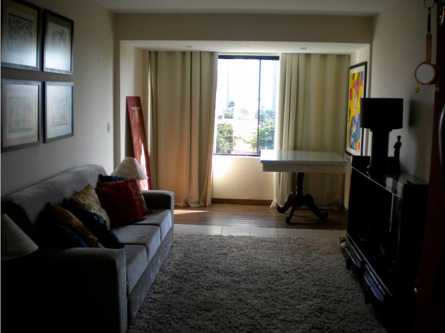 Cortinas em todas as janelas.