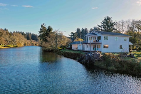 Beach Farmhouse on the River + Hot Tub