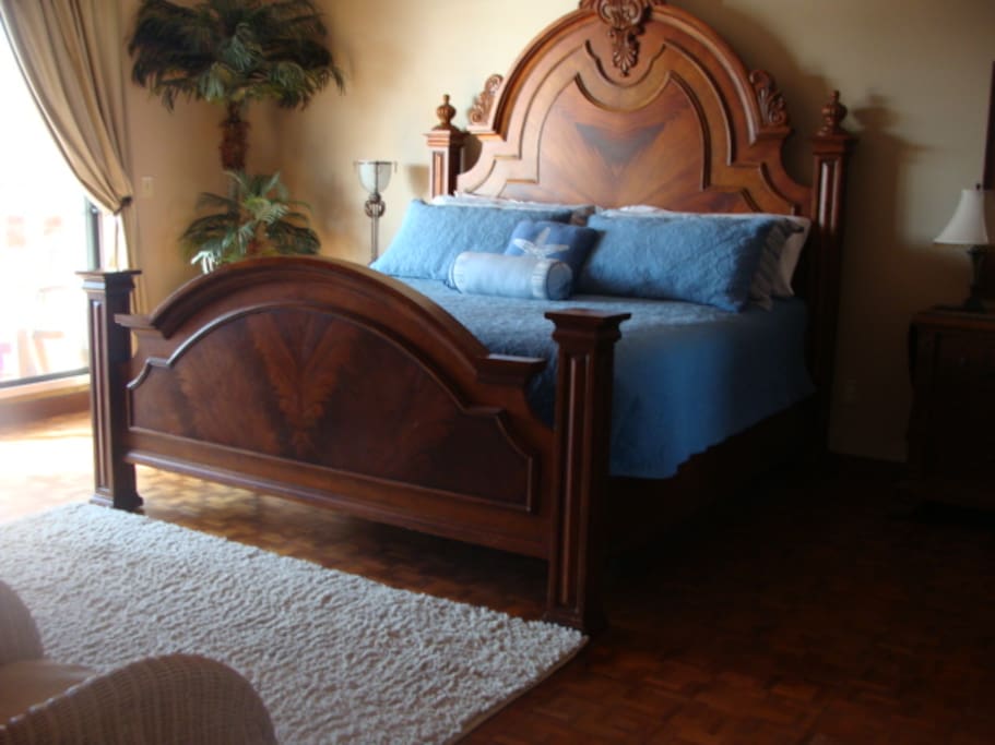 Large master bedroom with king bed. Quality linens and comfortable mattress. Great views from this room. Large sliding doors to top deck. Bathroom with tub, large walk in closet, LED TV/
DVD.