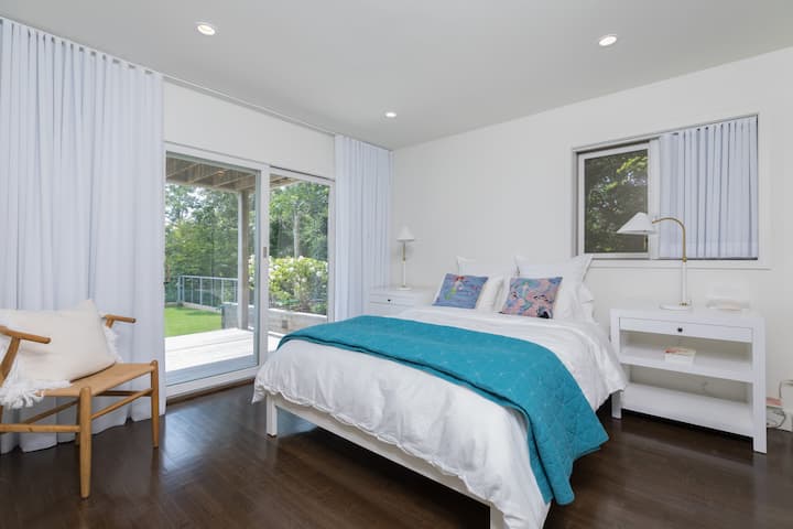 3号卧室配备一张标准双人床和套房卫生间