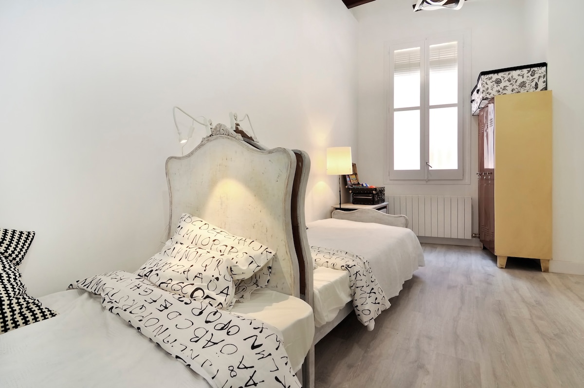 Spavaća soba s bračnim krevetom i kabrioletom na jednom krevetu