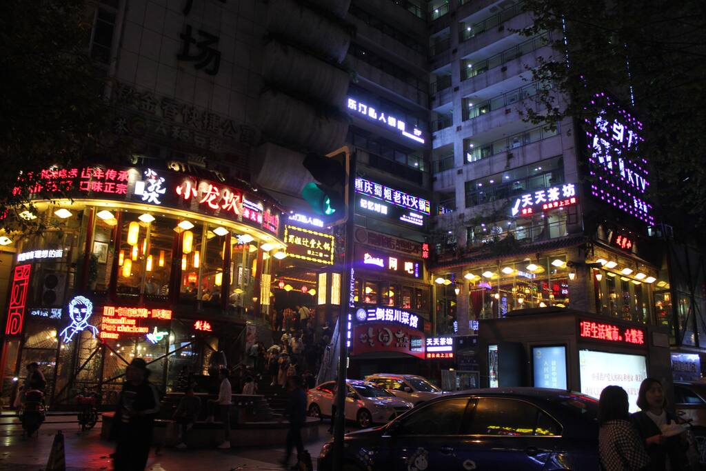 忒隆地道的成都不眠之夜,让你真正感受成都人的夜生活,来吧,吃吃喝喝!