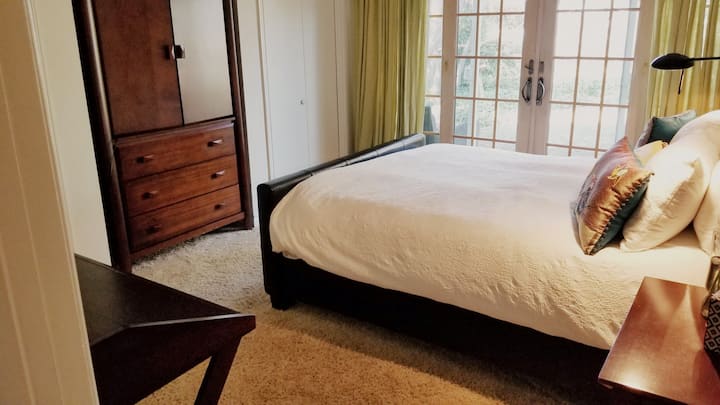 หนึ่งในห้องนอนในเมนคอทเทจมีประตูสไตล์ฝรั่งเศสที่นำไปสู่สวนลับ