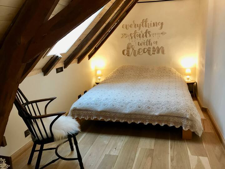 Kamer 3 heeft een dubbel bed van 1.60 B en een babybedje