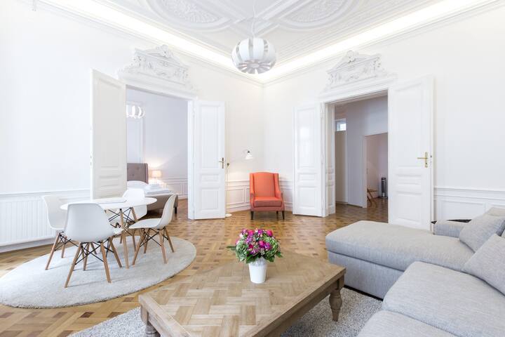 Fabulous City Center Apartment – Apt 18A gallery image 2