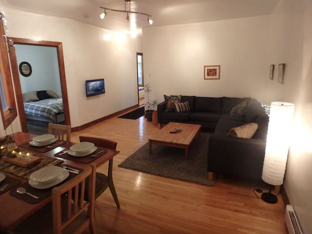 Renovated sunny 3 Bedroom apartment - easy parking