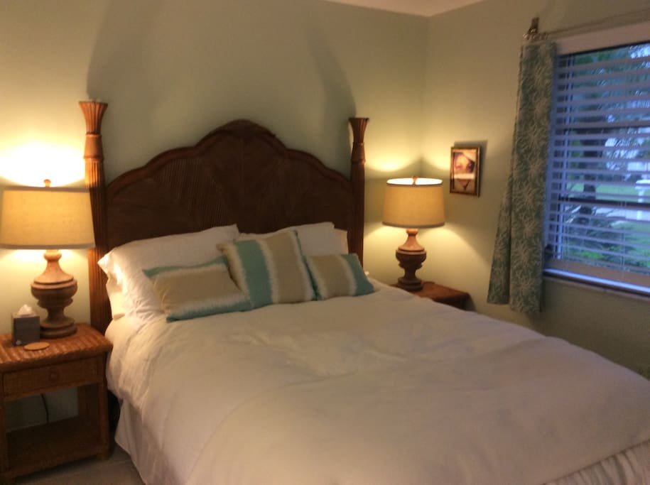 Queen bed with great mattress and pure linen sheets.
