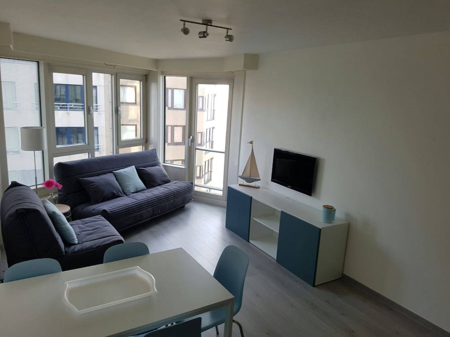 Living met eetruimte, tv en 2 slaapbanken