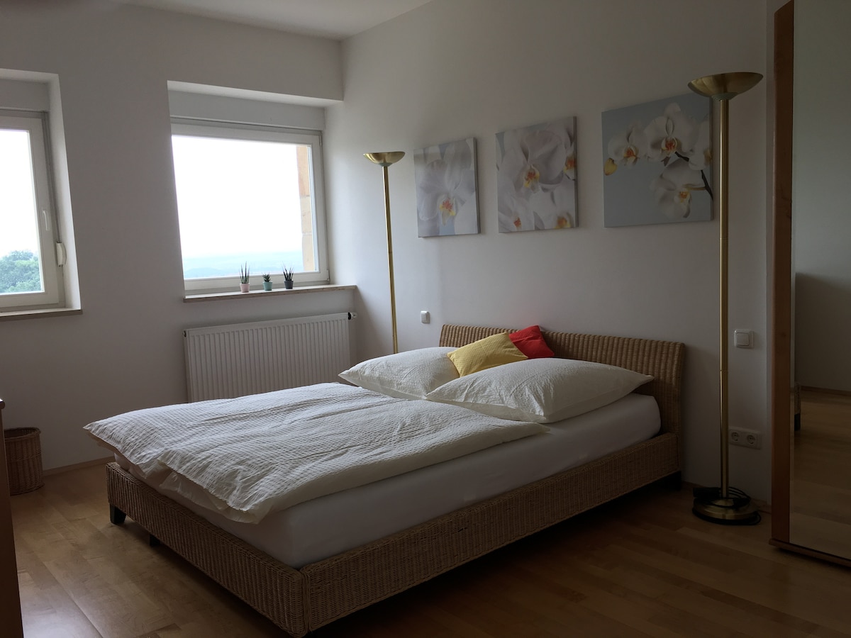 חדר שינה 1 עם מיטה זוגית 180x200 ס"מ