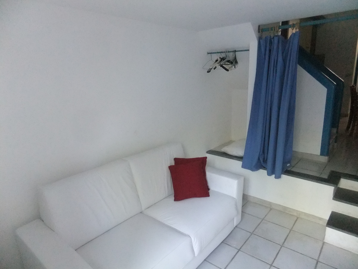 Druhá manželská posteľ a gauč 