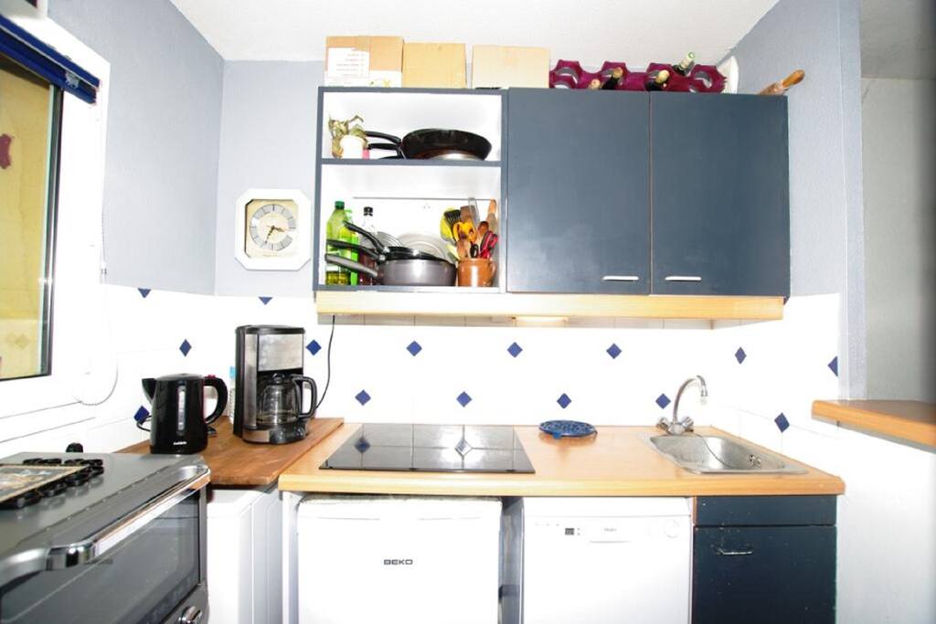 Vue sur la cuisine aménagée