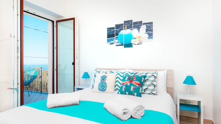 Chambre moderne avec terrasse et vue sur la mer