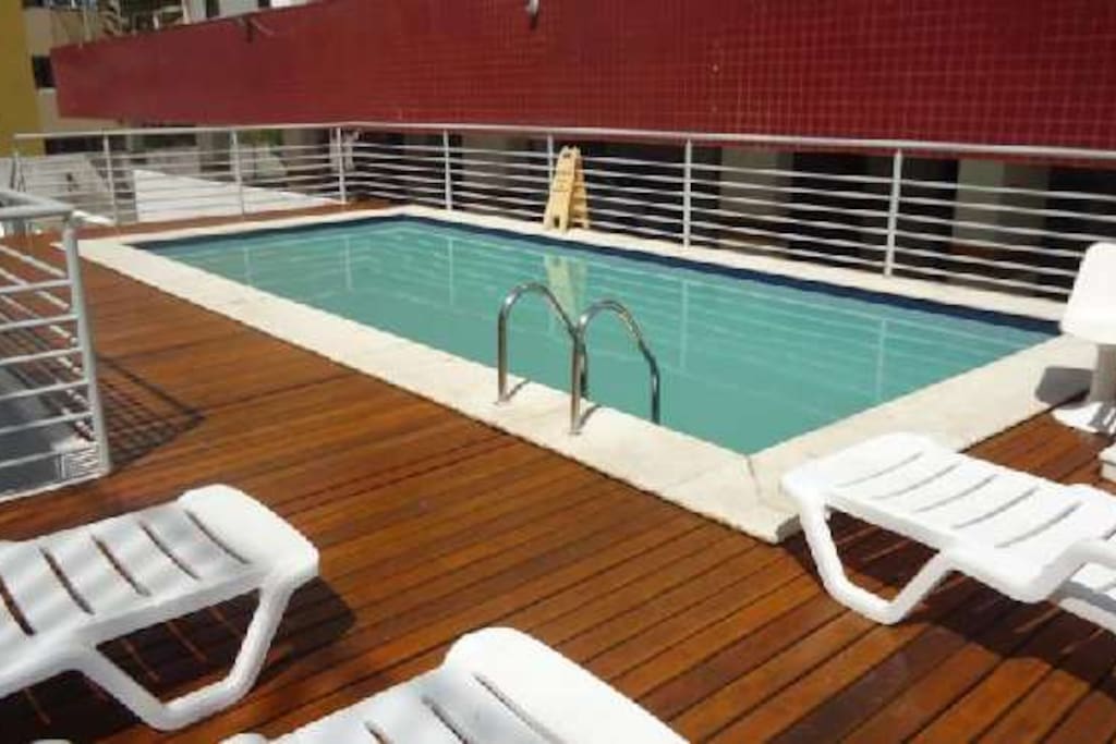 Excelente piscina com frequência calma e água limpa