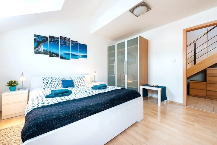Quarto azul - 1 cama casal, 2 janelas com persianas