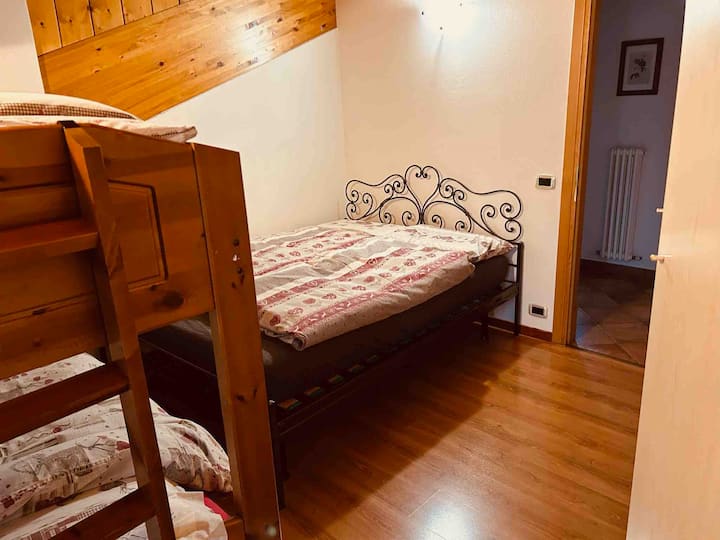 JEDNA SOFA NA RAZVLAČENJE I KREVET NA KAT