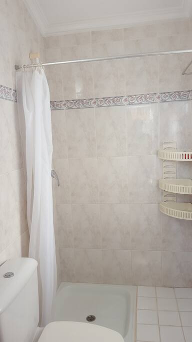 Cuarto de baño con ducha dentro de la propia habitación.