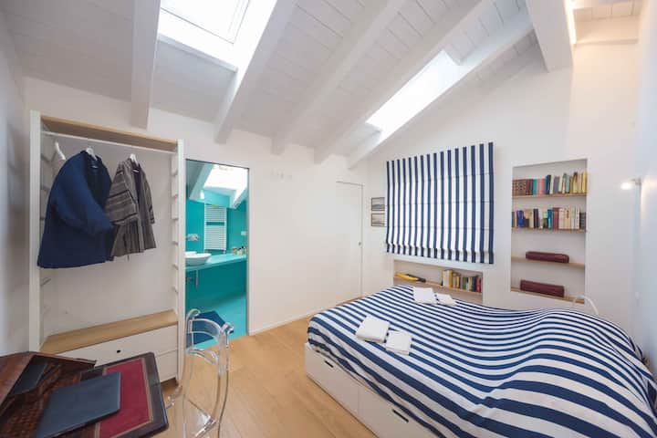 Dhomë gjumi me banjë brenda