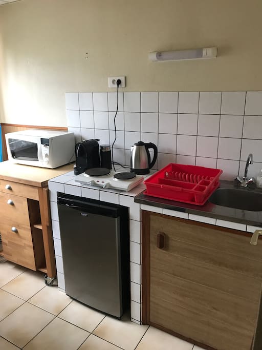 Micro onde frigidaire cafetière Nespresso réchaud deux feux et bouilloire