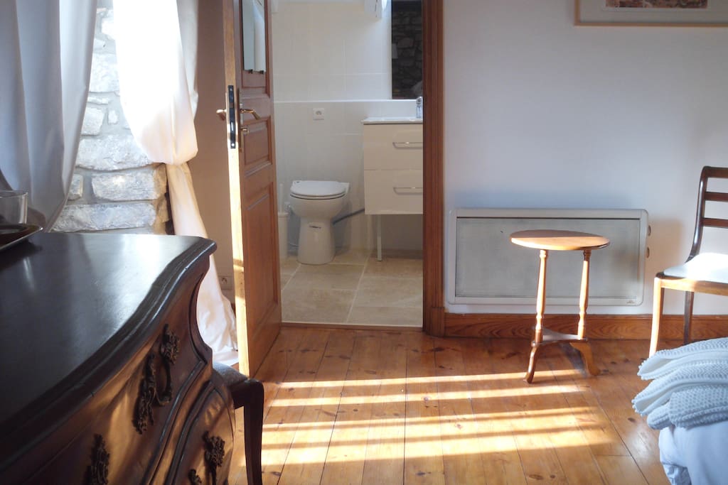 La salle de bain depuis la chambre
