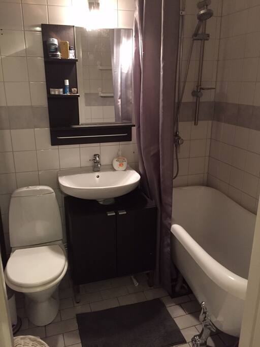 bathroom with bath tube