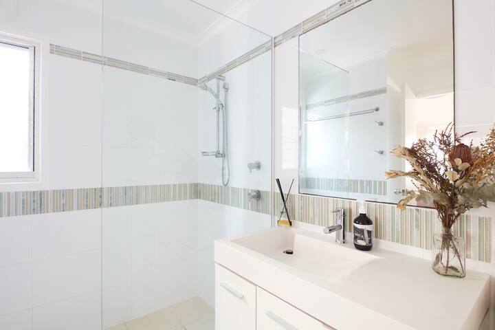 Lookout _ontallows 🌊 Beach front house Byron Bay gallery image 5