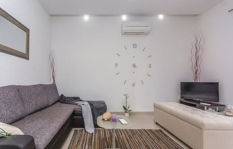Popular Airbnb listing: Villa SG - pool and large garden, privacy, nature in Breg