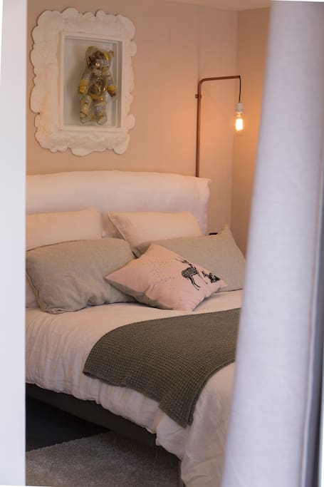 Une chambre rose poudrée avec une décoration unique