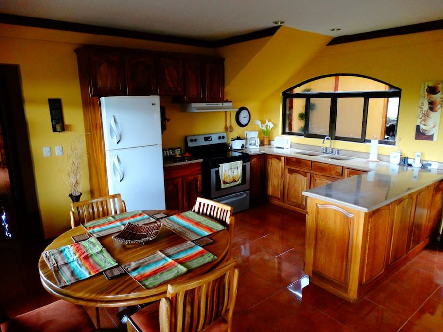 Kitchen, 1st floor / Cocina, 1er piso