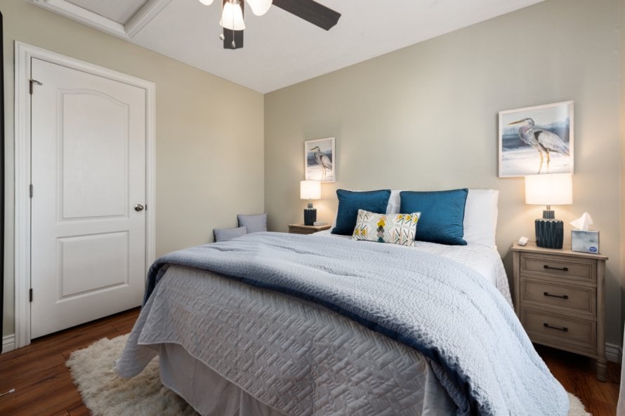 ห้องนอน 4 พร้อมเตียงเต็มรูปแบบและสมาร์ททีวีขนาด 42 "