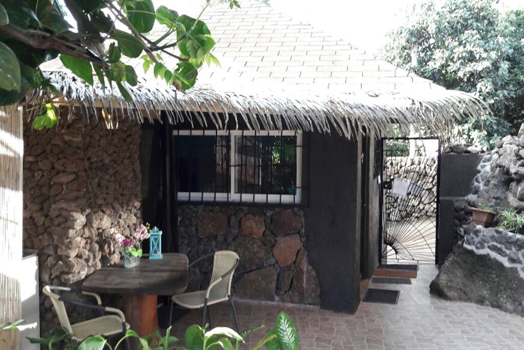 Petit bungalow de style Polynésien situé dans le patio fermé de notre maison.