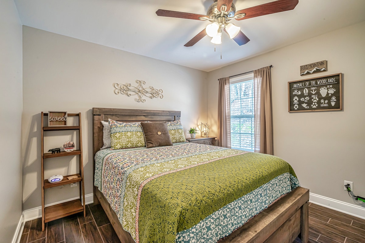 Soba s bračnim krevetom i velikim ormarom, TV-om i DVD-om