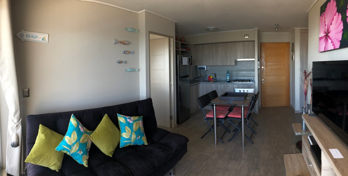 Sala de estar con salida a la terraza y vista al mar