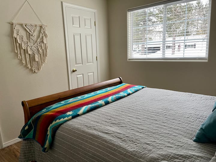 חדר אורחים עם מיטת קווין סייז