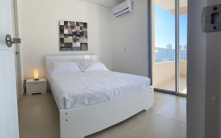 Dhoma kryesore e gjumit me krevat dopio dhe banjë më vete