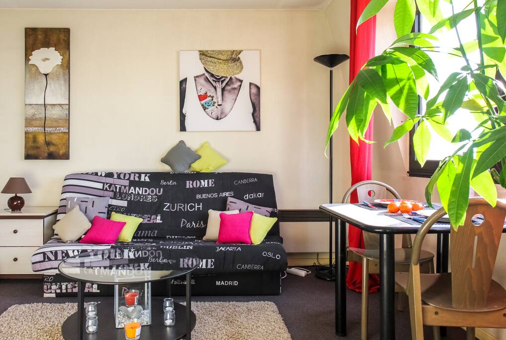 Room: view window / Chambre: vue fenêtre / Комната: вид на окно