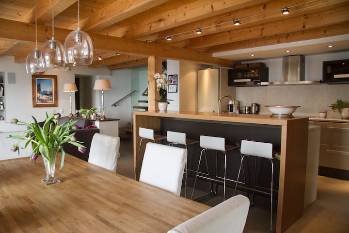 Luxury 4-bed house with stunning views! gallery image 3