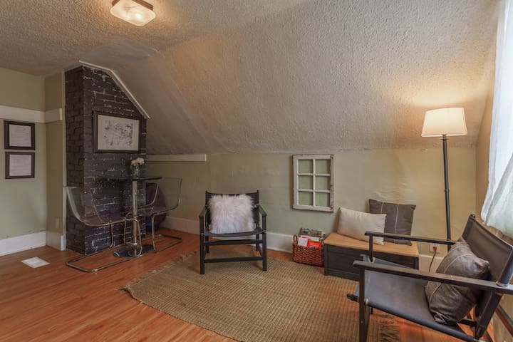 Adorable, Cozy, Rustic Private Unit in Sunalta