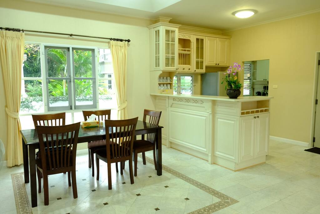 Meals & Dining Area