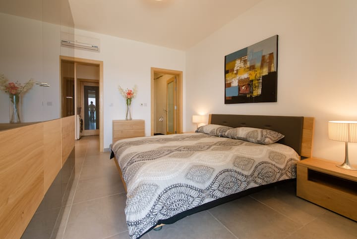 غرفة نوم 1 بسرير مزدوج وحمام داخلي ومناظر بحرية