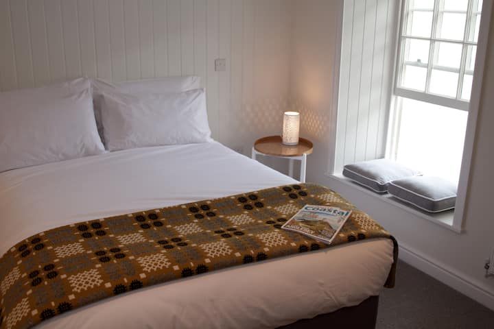 加大双人床，均配有White Company床上用品