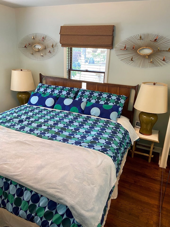 Dormitorio principal con cama tamaño king y muebles de Broyhill Brasilia