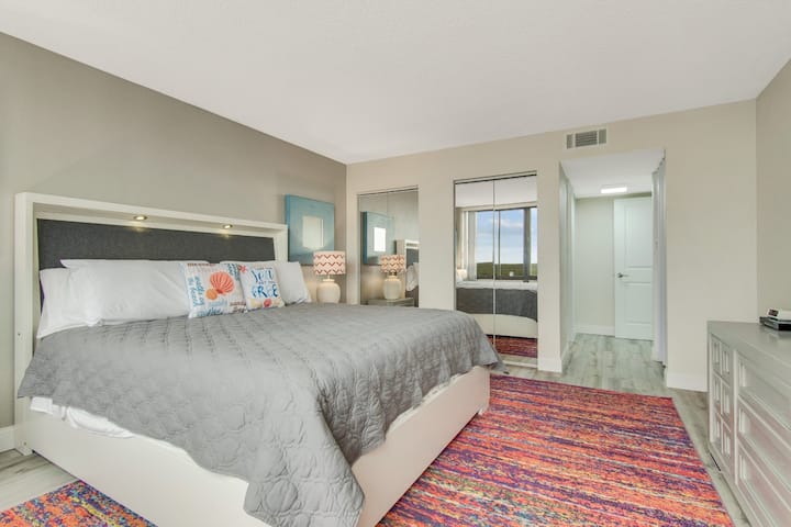 ห้องนอนหลักพร้อมเตียงคิงไซส์และพื้นที่ตู้เสื้อผ้ามากมาย