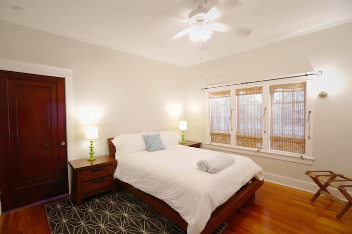 主卧配有舒适的标准双人床。 装饰还没有完成……更多照片即将推出！