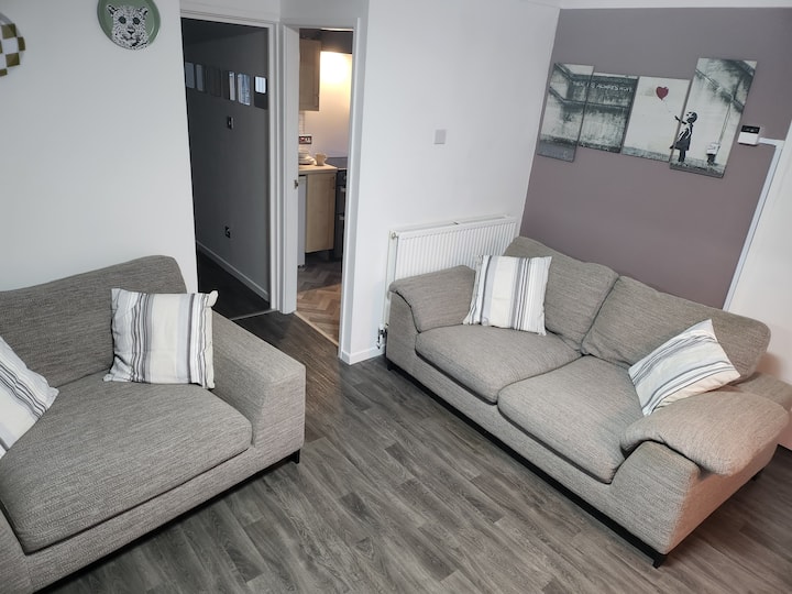Amazing 2 Bed Apartment With Internet And Parking - Staffordshire