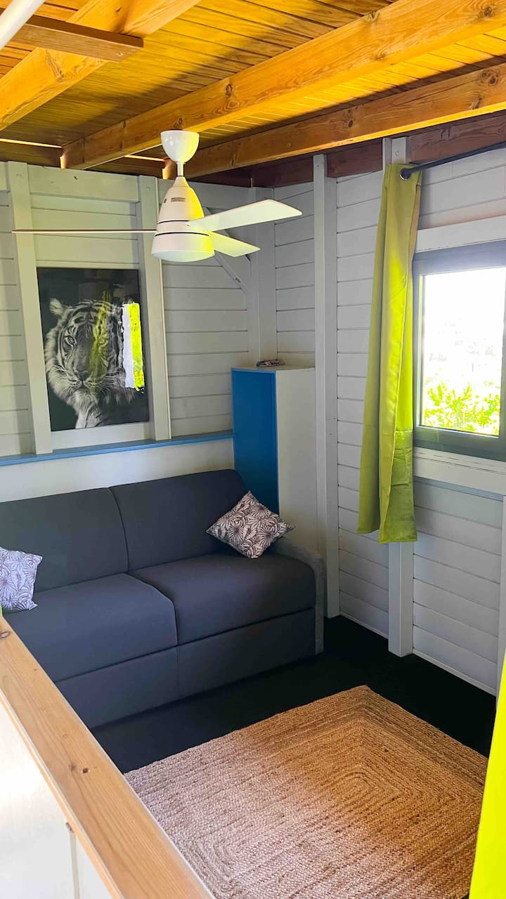 Spavaća soba 3: kauč koji se može pretvoriti u bračni krevet, zračni mikser. 