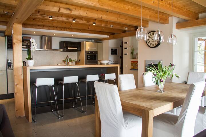 Luxury 4-bed house with stunning views! gallery image 4