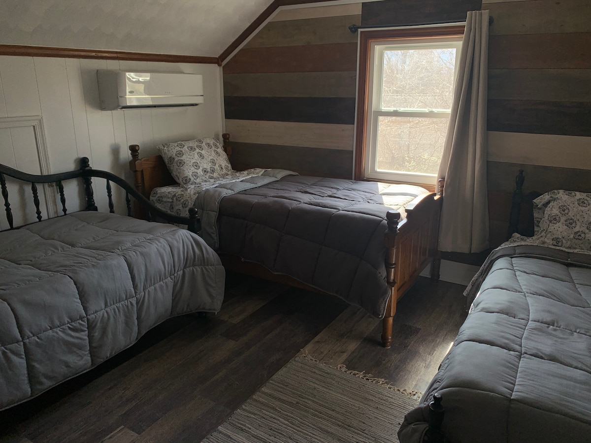 ห้องนอนชั้นบน.. เตียงเดี่ยว 4 หลัง