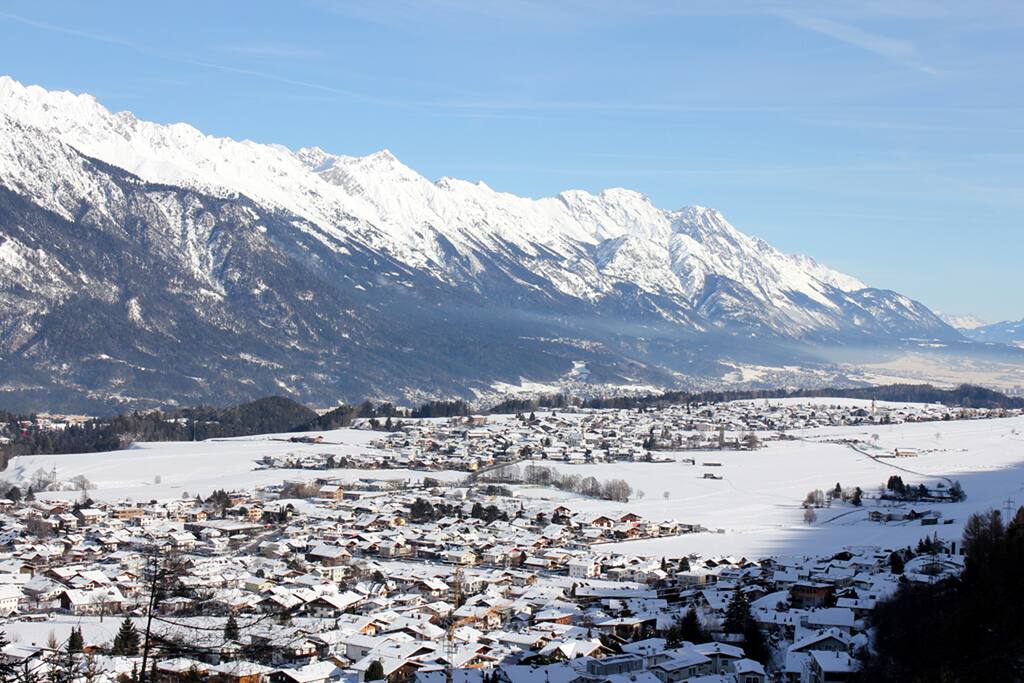 Blick ins Unterinntal von der Terasse des Tirolerhaus.